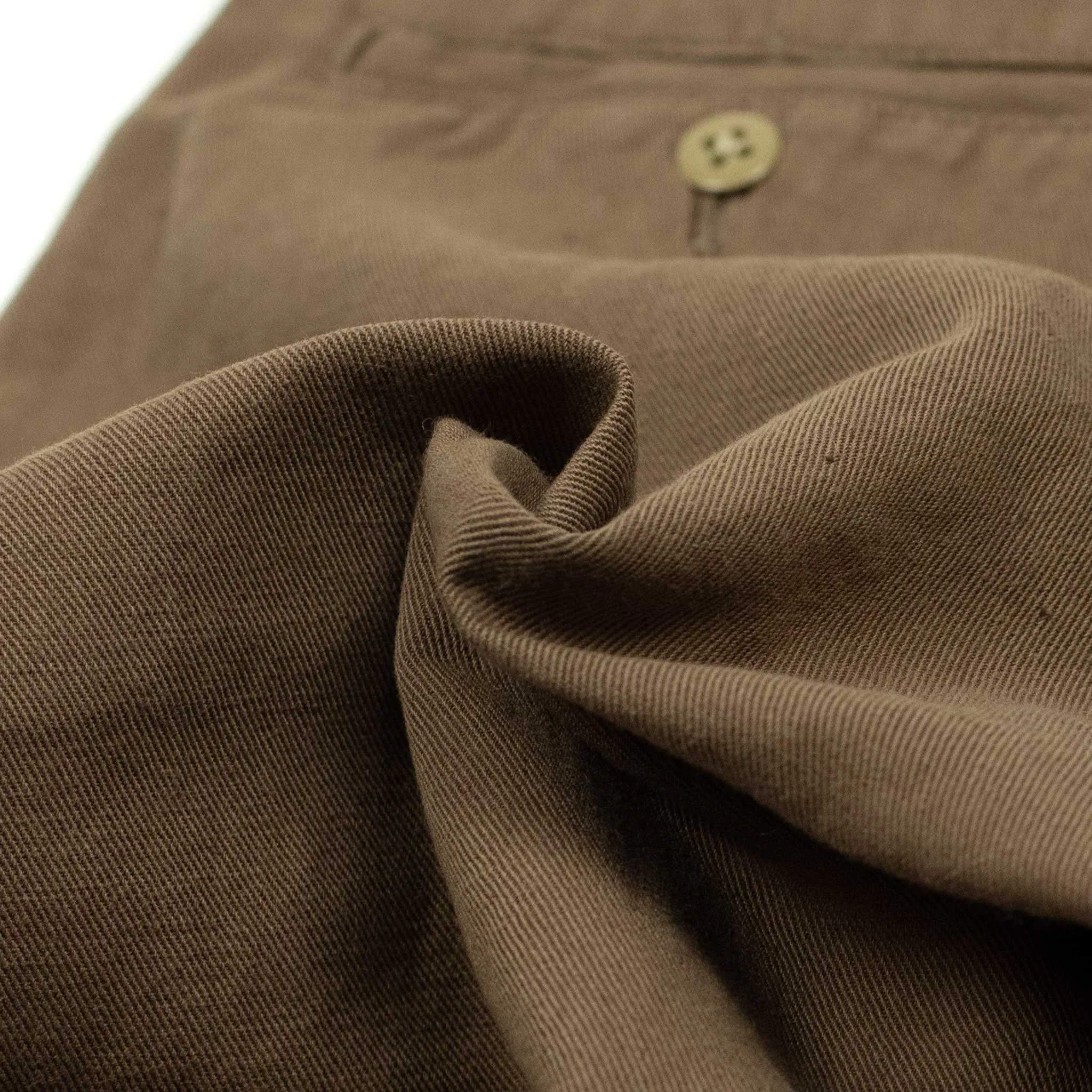 Pleated chinos in churrow brown cotton linen